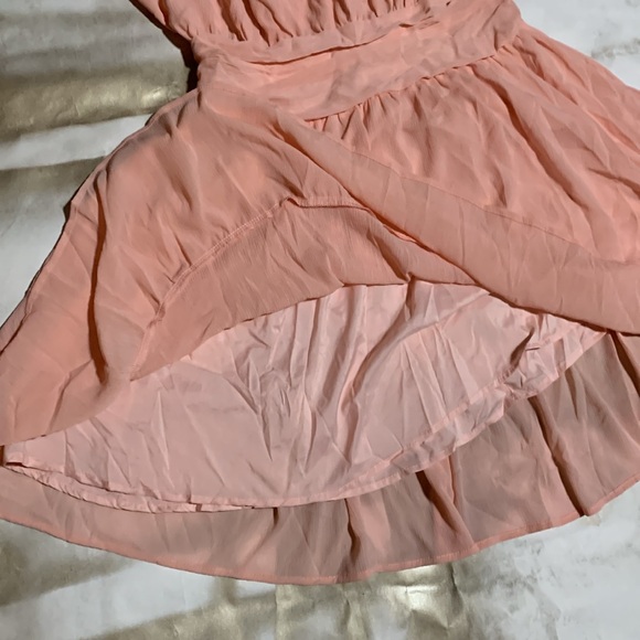 Feminine flowy peach colored dress with tie in the back , lightweight lining - Picture 4 of 7